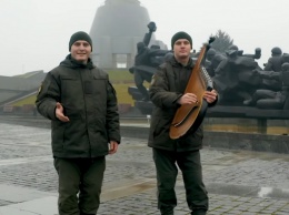 ''Пусть дома наполнятся миром!'' Нацгвардейцы опубликовали трогательный кавер ''Щедрыка''