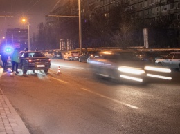 В Днепре на Калиновой Opel сбил мужчину: пострадавшего увезла скорая