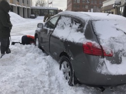 В некоторых районах США из-за сильного снегопада закрыли автомагистрали