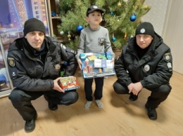 Мелитопольские полицейские поздравили с праздником маленького сына погибшего сослуживца (фото)
