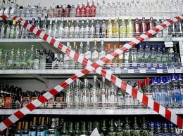 Лавочка закрыта: налоговики накрыли точку черниговца, незаконно торговавшего алкоголем