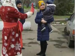 В Николаеве трезвый Дед Мороз на улице поздравлял горожан и раздавал детям подарки. ВИДЕО