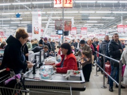 Очереди и пустые полки: что происходит в супермаркетах в Днепре