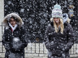 Украинский город "засыпало" необычным снегом: впечатляющее видео