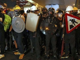 В Гонконге полиция применила слезоточивый газ для разгона демонстрантов