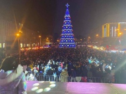 Как горожане Новый год в центре Днепра встречали, - ФОТО