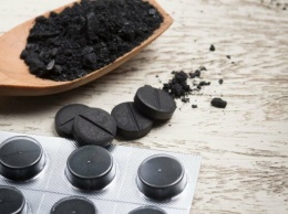 Активированный уголь после новогоднего застолья: сколько таблеток пить