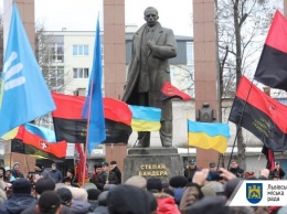В украинских городах отметили годовщину со дня рождения Бандеры