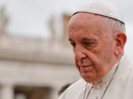 Папа Римский ударил по рукам женщину, ухватившую его на площади в Ватикане