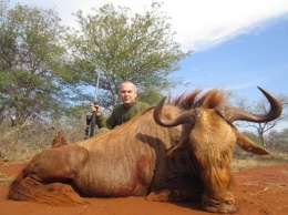СМИ и соцсети опубликовали фото Шуфрича с убитым носорогом. Политик утверждает, что все законно