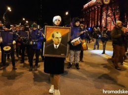 В Киеве на факельное шествие в честь Бандеры вышли около двух тысяч человек, полицейские усилили меры безопасности