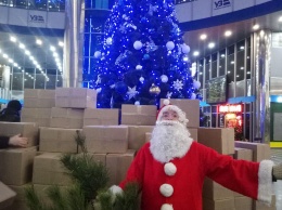 В Киеве в новогоднюю ночь Дед Морозы раздавали конфеты бездомным на вокзале