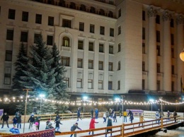 В Киеве возле Офиса президента открылся каток: что там есть
