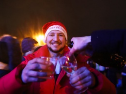 На площади Фестивальной тысячи людей встретили Новый год: столы накрывали прям под елкой, - ФОТОРЕПОРТАЖ