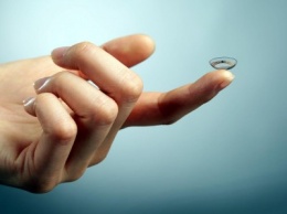 Ученые создали электронные контактные линзы с беспроводной зарядкой