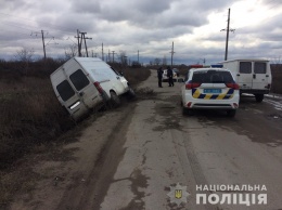 В Первомайске микроавтобус-нарушитель протаранил полицейскую машину (ФОТО)