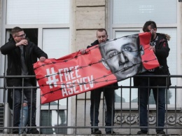 Освобожденный из плена журналист Асеев снял баннер в свою поддержку (фото)