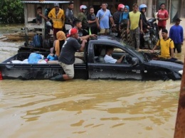 Число погибших из-за наводнения в Индонезии превысило 40 человек
