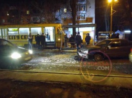 В Одессе автомобиль врезался в остановку