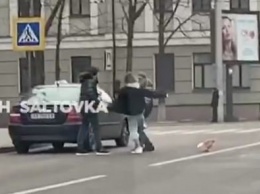 В центре Харькова двое пассажиров подрались с таксистом и повредили автомобиль, - ВИДЕО