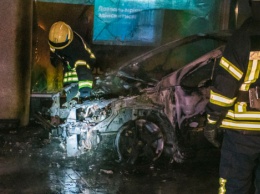 В центре Киева ночью сгорела машина, вследствие чего пострадал и жилой дом