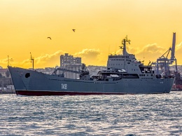 Он сломался: большой десантный корабль РФ притащили в Черное море