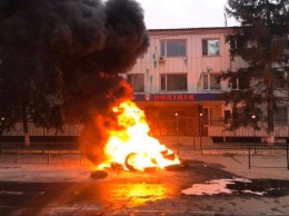 Жители Каховки жгли шины возле отделения полиции из-за убийства. Подозреваемый - экс-милиционер