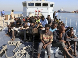 Тунисские военные спасли из моря полсотни мигрантов