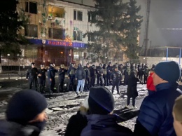 Обстановка возле Каховского отделения полиции продолжает быть напряженной
