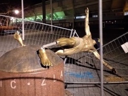 Cага о взаимоотношении фанов "Мальме" и Ибрагимовичем достигла апогея: фанаты повалили статую футболиста