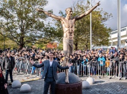 Фанаты снова поиздевались над статуей Златану Ибрагимовичу в Мальме. Фото