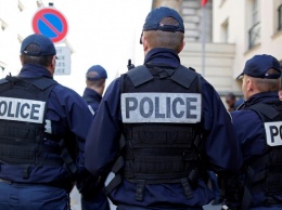 Во Франции преступник напал с ножом на полицейских