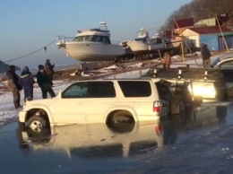 В России под лед провалились несколько десятков автомобилей рыбаков