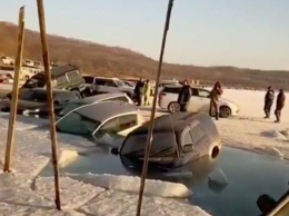 В России десятки авто провалились под лед: появилось впечатляющее видео