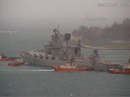 Российский ракетный крейсер "Маршал Устинов" не сумел пришвартоваться к пирсу в Стамбуле