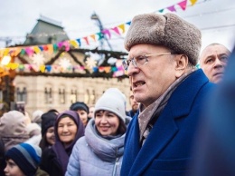 "Крепостные, холопы". В Москве Жириновский раздавал деньги прохожим