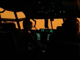 Небо красное днем и ночью: в сеть попало видео работы летчиков в Австралии