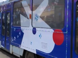С оленем и снежинками: для днепровских трамваев разработали праздничный дизайн (видео)