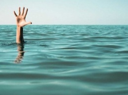 На побережье Азовского моря местный житель бросился в воду и спас утопающего