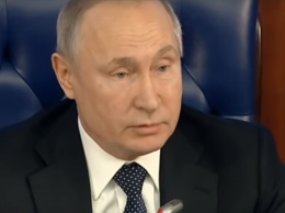 Девочки и дедушка в свитере: в Сети не могут прийти в себя от хохота - Путин снова отличился
