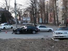 В Днепре на Владимира Антоновича Daewoo столкнулся с Hyundai и вылетел на обочину