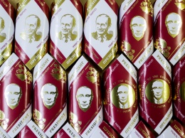 В Омске детям подарили конфеты с портретом Путина