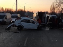 На Днепропетровщине легковушка протаранила пассажирский автобус: пострадавших вырезали из покореженных авто