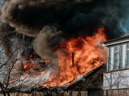 В Днепре на улице Антоновича горит жилой дом