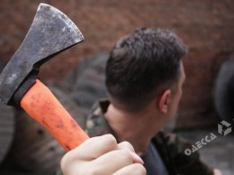 Агрессивный житель Одесской области угрожал сестре и ее детям топором и ножом (видео)