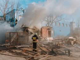 В Днепре на Набережной Заводской сильный пожар: дым тянет на соседние дома