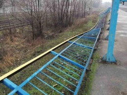 Благодаря видео в соцсети, полиция на Днепропетровщине поймала подростков, поломавших забор на станции, - ФОТО