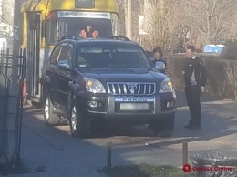 Припарковалась на рельсах и ушла в магазин: дама на джипе остановила трамваи в Одессе