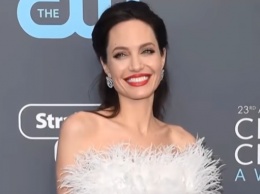 Надо охладиться: Анджелина Джоли в одной «ночнушке» похвасталась идеальными формами