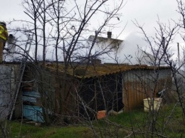 В Геническом районе спасатели ликвидировали пожар в заброшенной хозпостройке